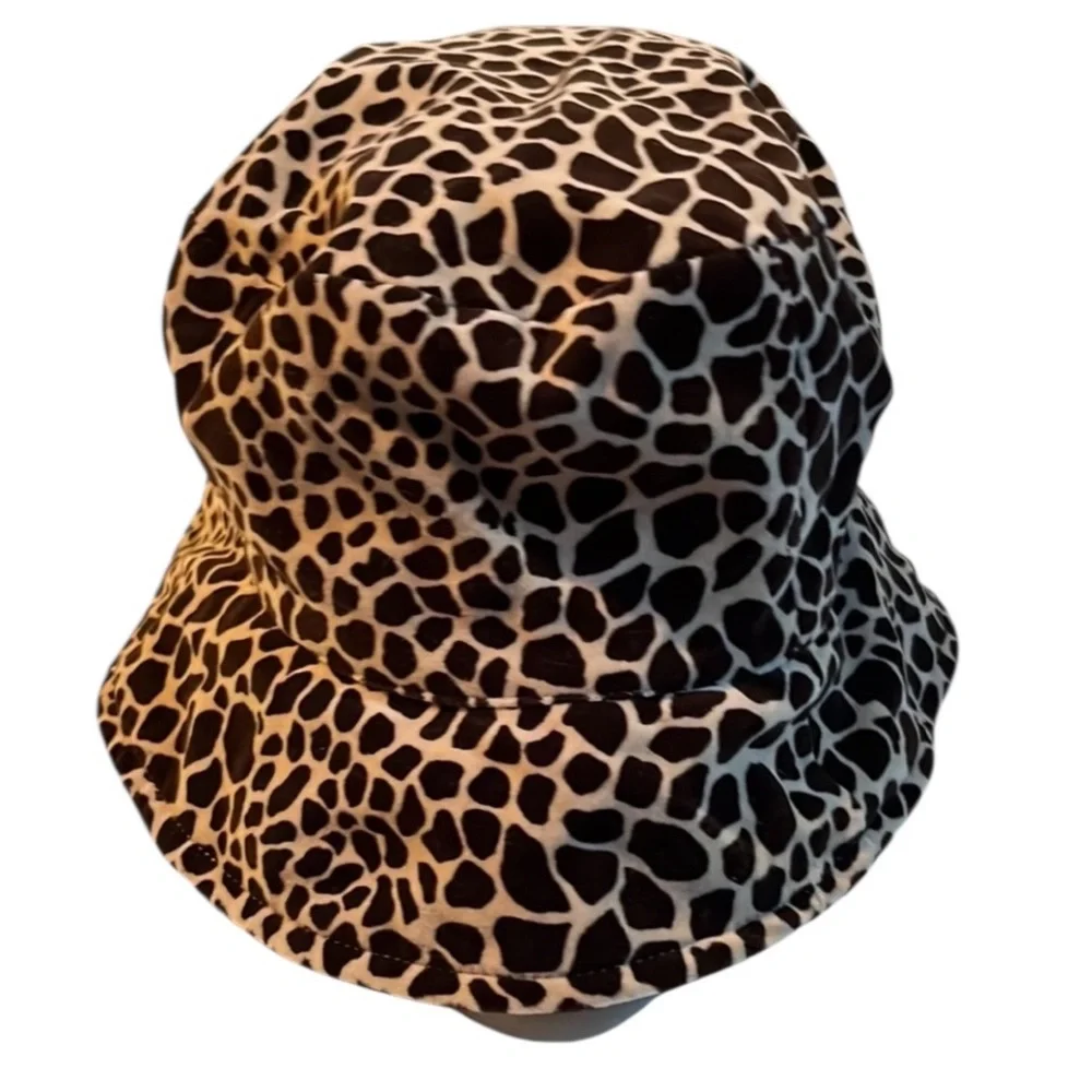 Women’s one size reversible hat brown velvet and leopard print NWOT